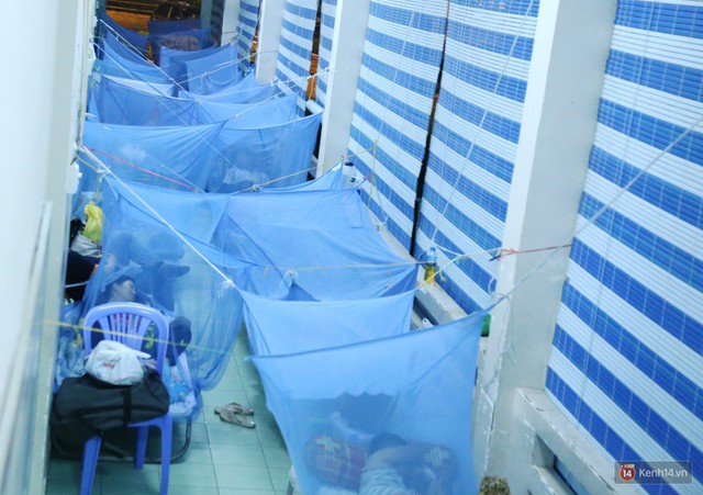 Đêm ở Bệnh viện Nhi Đồng mùa dịch: Khắp lối đi trở thành chỗ ngủ, nhiều gia đình chấp nhận nằm gần nhà vệ sinh bốc mùi - Ảnh 9.