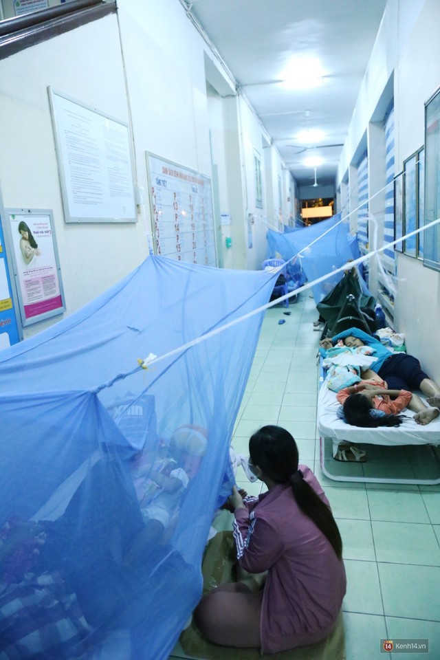 Đêm ở Bệnh viện Nhi Đồng mùa dịch: Khắp lối đi trở thành chỗ ngủ, nhiều gia đình chấp nhận nằm gần nhà vệ sinh bốc mùi - Ảnh 10.