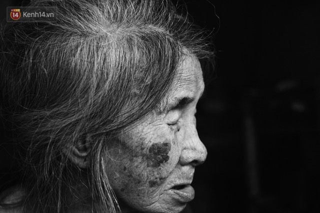 Ở Hà Nội, có một người mẹ mù gần 90 tuổi vẫn ngày đêm chăm đứa con gái điên: Còn sống được lúc nào, thì tôi còn nuôi nó - Ảnh 6.