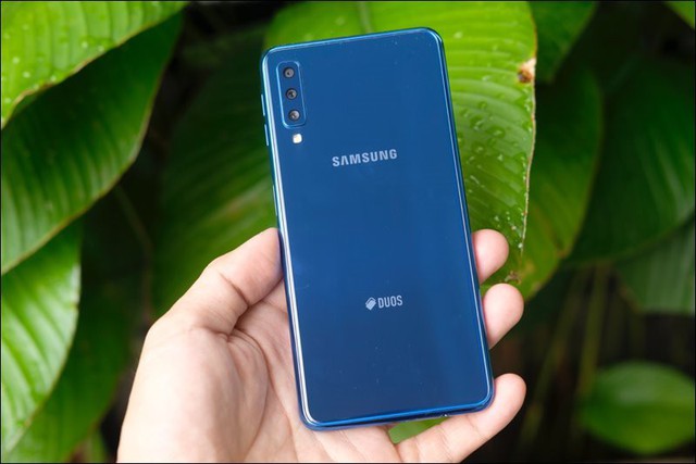 Phân khúc smartphone tầm trung tiếp tục nóng - Ảnh 1.