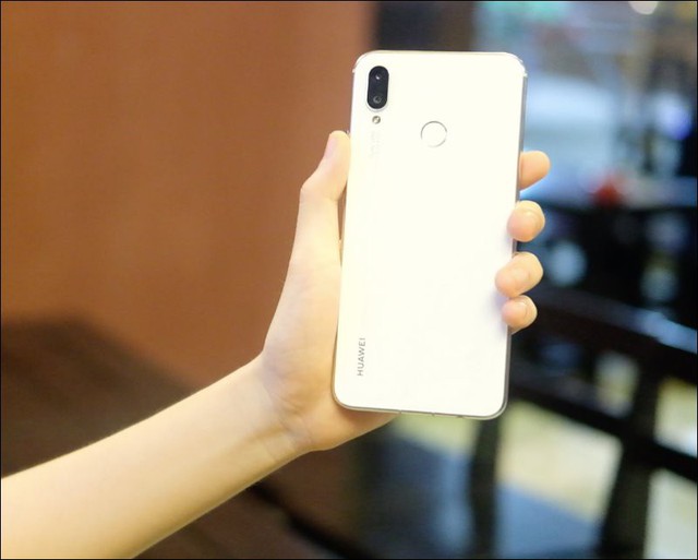 Phân khúc smartphone tầm trung tiếp tục nóng - Ảnh 2.
