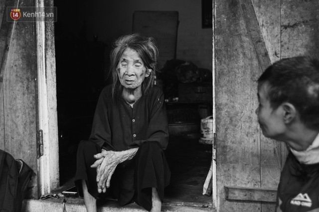 Ở Hà Nội, có một người mẹ mù gần 90 tuổi vẫn ngày đêm chăm đứa con gái điên: Còn sống được lúc nào, thì tôi còn nuôi nó - Ảnh 15.