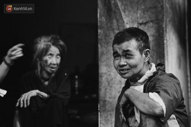Ở Hà Nội, có một người mẹ mù gần 90 tuổi vẫn ngày đêm chăm đứa con gái điên: Còn sống được lúc nào, thì tôi còn nuôi nó - Ảnh 10.