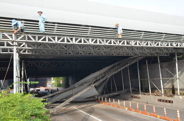 Vụ sập giàn giáo trước hầm Thủ Thiêm: Giao thông khu Đông Sài Gòn tê liệt nhiều giờ mới thông xe - Ảnh 1.