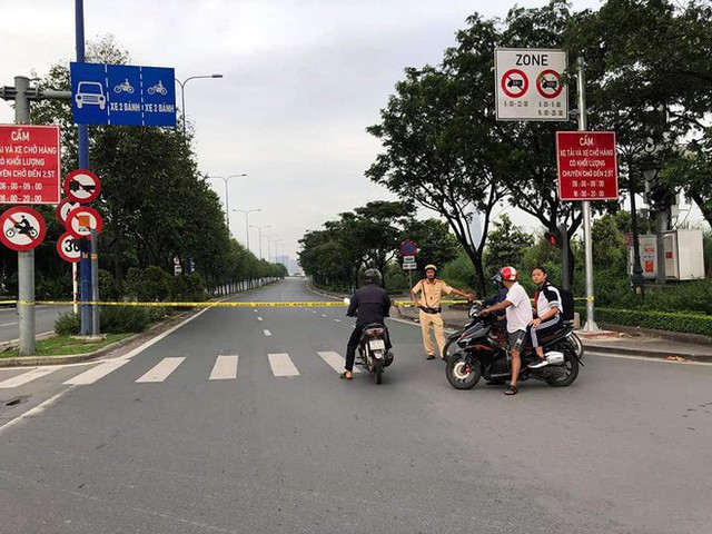  Sập giàn giáo thi công cầu vượt, hầm Thủ Thiêm bị phong tỏa đúng giờ cao điểm buổi sáng - Ảnh 6.