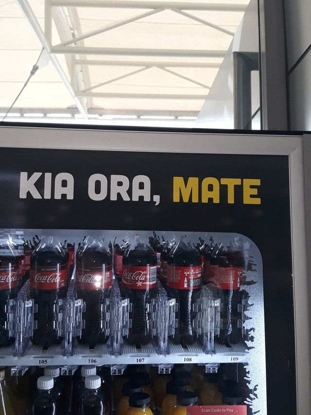 Quá ẩu khi sử dụng ngôn ngữ bản địa, Coca-Cola chào người Maori ở New Zealand không thể kinh khủng hơn: Xin chào, cái chết - Ảnh 1.
