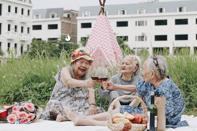 Bộ ảnh đáng yêu về hội chị em U90 đi picnic trong viện dưỡng lão: Đời có bao lâu, ta cứ vui thôi! - Ảnh 1.