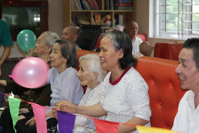 Bộ ảnh đáng yêu về hội chị em U90 đi picnic trong viện dưỡng lão: Đời có bao lâu, ta cứ vui thôi! - Ảnh 11.