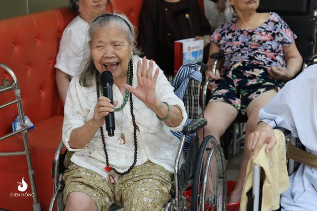 Bộ ảnh đáng yêu về hội chị em U90 đi picnic trong viện dưỡng lão: Đời có bao lâu, ta cứ vui thôi! - Ảnh 4.