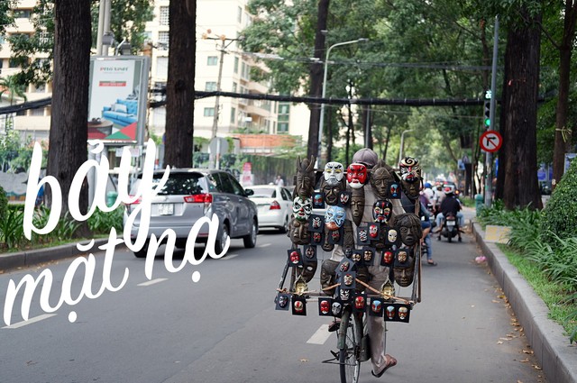 30 năm rong ruổi đường phố Sài Gòn của chú Bảy mặt nạ: Từng đạp xe suốt nhiều ngày không bán nổi 1 chiếc! - Ảnh 1. 30 năm rong ruổi đường phố Sài Gòn của chú Bảy mặt nạ: Từng đạp xe suốt nhiều ngày không bán nổi 1 chiếc! - Ảnh 1.