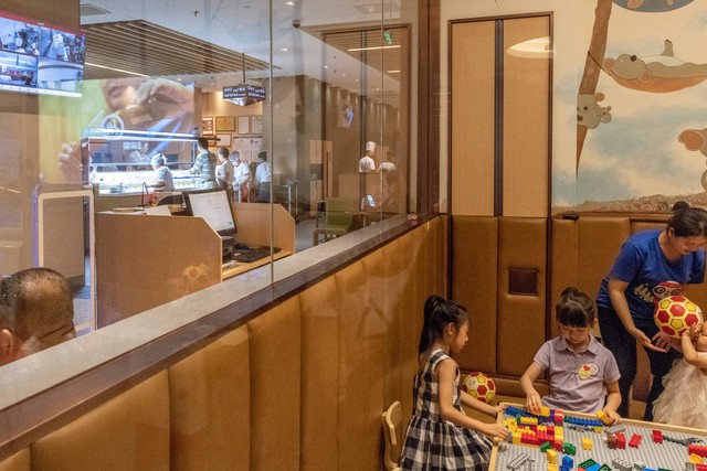 Bất chấp các bê bối an toàn thực phẩm gần đây, chuỗi nhà hàng làm nail cho khách ngồi chờ của Trung Quốc vẫn lên kế hoạch gọi vốn 1 tỷ USD - Ảnh 1.
