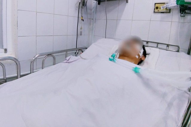 Mẹ của nạn nhân bị thương nặng trong vụ ô tô BMW đâm liên hoàn ở Sài Gòn: Con chỉ kịp thì thào với tôi vài câu - Ảnh 1.