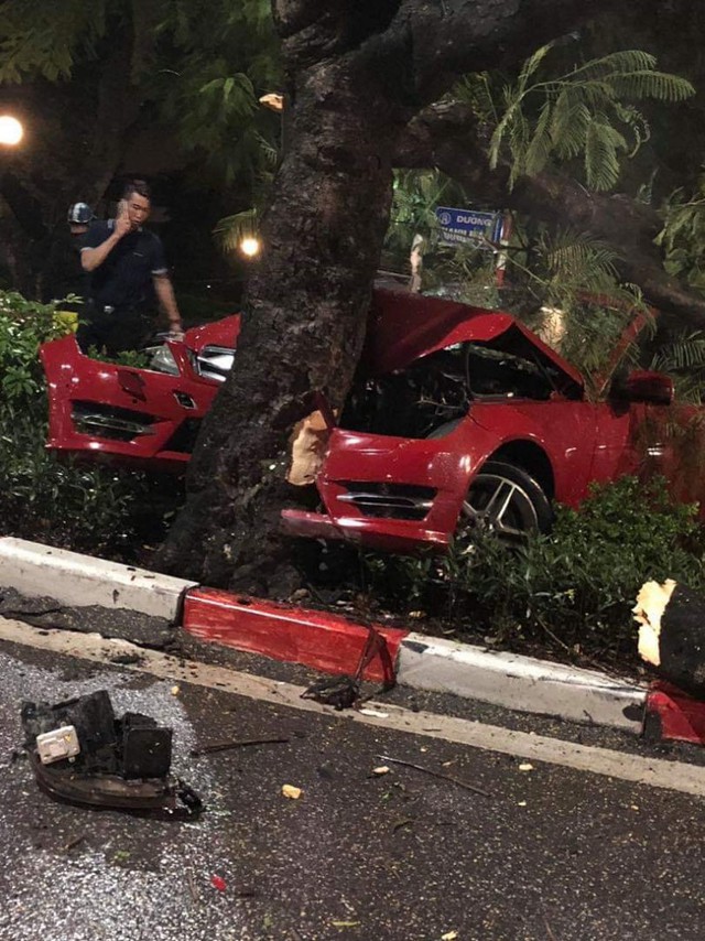 Hà Nội: Xe Mercedes mất lái đâm gãy cây khủng trên đường Thanh Niên - Ảnh 1.