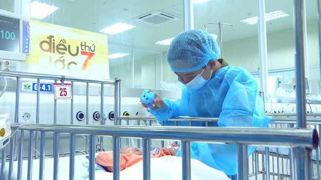 Cuộc gặp gỡ xúc động của 2 đứa trẻ sau vụ cháy lớn ở Đê La Thành: Anh đây, em đừng khóc - Ảnh 1. Cuộc gặp gỡ xúc động của 2 đứa trẻ sau vụ cháy lớn ở Đê La Thành: Anh đây, em đừng khóc - Ảnh 1.