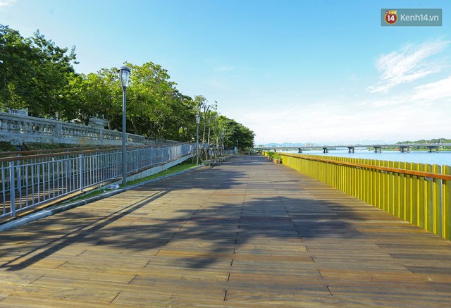 Cầu đi bộ lát gỗ lim 64 tỷ trên sông Hương trở thành địa điểm hot nhất ở Huế dù chưa khánh thành - Ảnh 2.