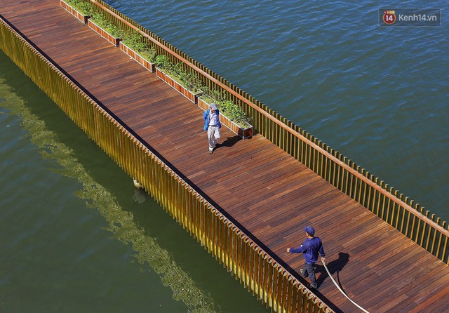 Cầu đi bộ lát gỗ lim 64 tỷ trên sông Hương trở thành địa điểm hot nhất ở Huế dù chưa khánh thành - Ảnh 11.