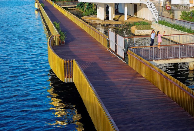 Cầu đi bộ lát gỗ lim 64 tỷ trên sông Hương trở thành địa điểm hot nhất ở Huế dù chưa khánh thành - Ảnh 12.