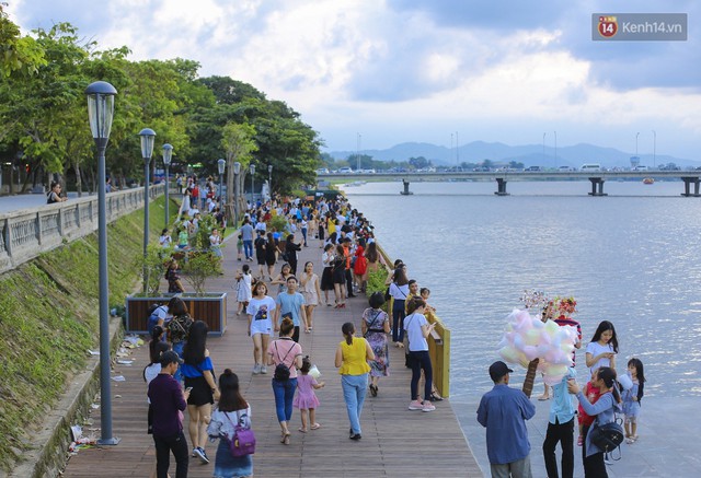 Cầu đi bộ lát gỗ lim 64 tỷ trên sông Hương trở thành địa điểm hot nhất ở Huế dù chưa khánh thành - Ảnh 13.