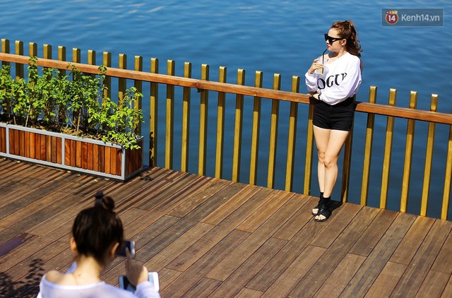 Cầu đi bộ lát gỗ lim 64 tỷ trên sông Hương trở thành địa điểm hot nhất ở Huế dù chưa khánh thành - Ảnh 14.