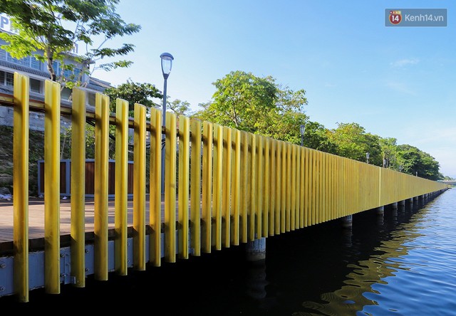 Cầu đi bộ lát gỗ lim 64 tỷ trên sông Hương trở thành địa điểm hot nhất ở Huế dù chưa khánh thành - Ảnh 3.