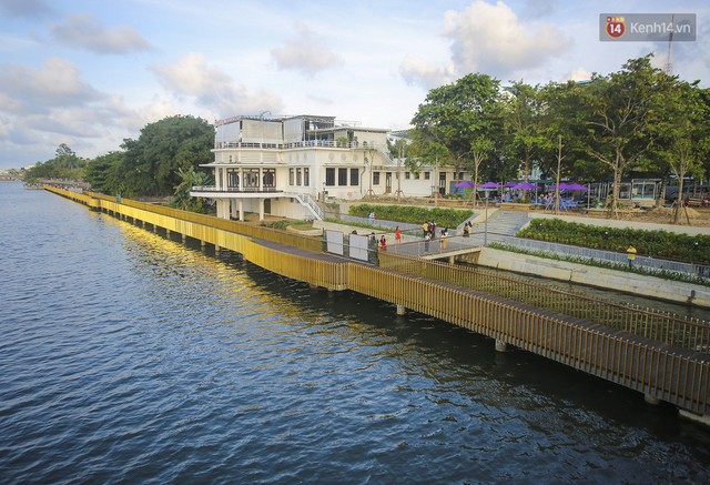 Cầu đi bộ lát gỗ lim 64 tỷ trên sông Hương trở thành địa điểm hot nhất ở Huế dù chưa khánh thành - Ảnh 4.