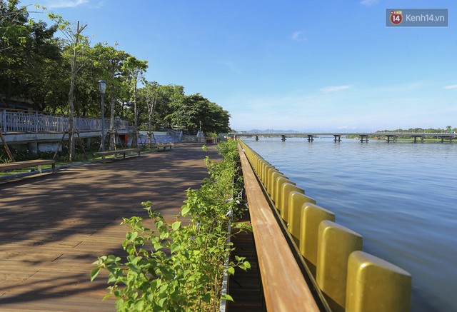 Cầu đi bộ lát gỗ lim 64 tỷ trên sông Hương trở thành địa điểm hot nhất ở Huế dù chưa khánh thành - Ảnh 6.