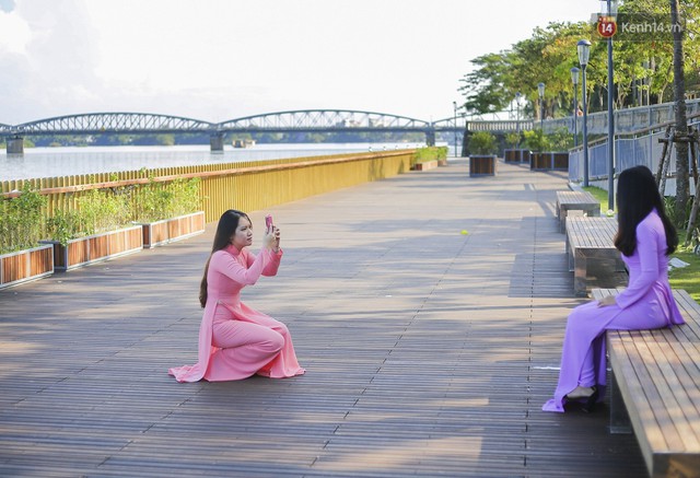 Cầu đi bộ lát gỗ lim 64 tỷ trên sông Hương trở thành địa điểm hot nhất ở Huế dù chưa khánh thành - Ảnh 7.
