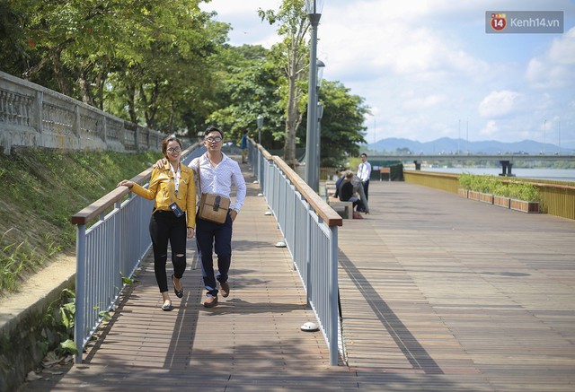 Cầu đi bộ lát gỗ lim 64 tỷ trên sông Hương trở thành địa điểm hot nhất ở Huế dù chưa khánh thành - Ảnh 9.