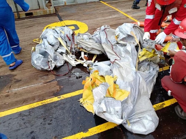 Lực lượng cứu hộ Indonesia đã tìm thấy máy bay chở 188 người rơi xuống biển gãy làm đôi - Ảnh 6.