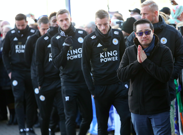Tập thể cầu thủ Leicester đứng chết lặng trước khu tưởng niệm vị Chủ tịch quá cố - Ảnh 2.