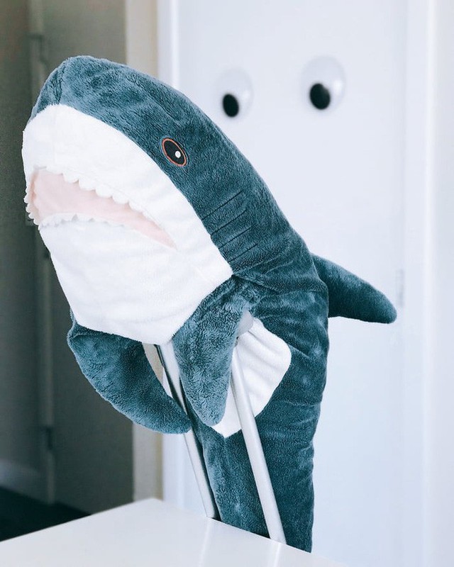 Gặp gỡ Blaha - Chú cá mập nhồi bông đến từ IKEA đang làm náo loạn mạng xã hội thế giới - Ảnh 2.