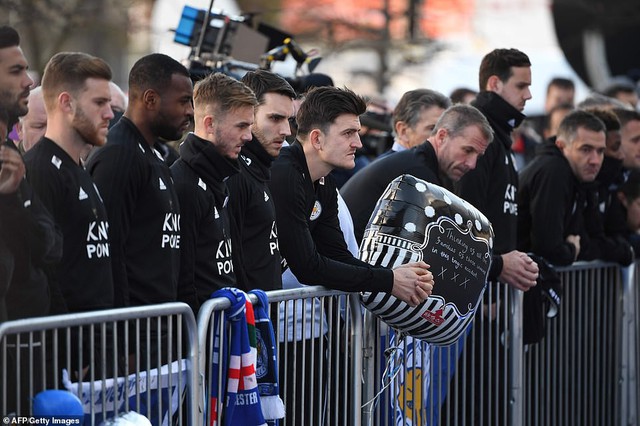 Tập thể cầu thủ Leicester đứng chết lặng trước khu tưởng niệm vị Chủ tịch quá cố - Ảnh 11.