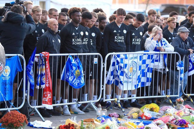 Tập thể cầu thủ Leicester đứng chết lặng trước khu tưởng niệm vị Chủ tịch quá cố - Ảnh 12.