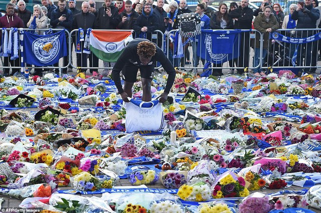 Tập thể cầu thủ Leicester đứng chết lặng trước khu tưởng niệm vị Chủ tịch quá cố - Ảnh 13.