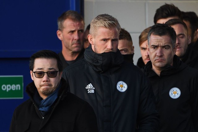 Tập thể cầu thủ Leicester đứng chết lặng trước khu tưởng niệm vị Chủ tịch quá cố - Ảnh 3.