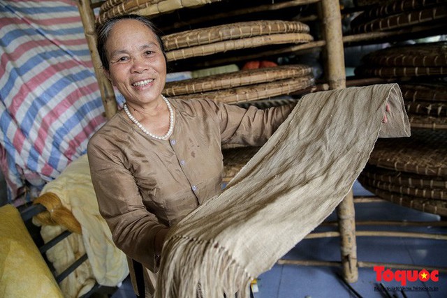 Từ chiếc khăn dệt bằng 4.800 cuống sen đến khát vọng lưu truyền nghề truyền thống của nghệ nhân Phan Thị Thuận - Ảnh 3.