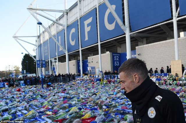 Tập thể cầu thủ Leicester đứng chết lặng trước khu tưởng niệm vị Chủ tịch quá cố - Ảnh 5.