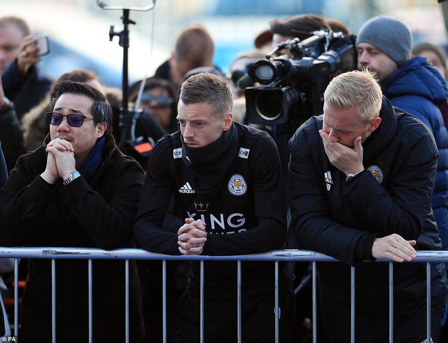 Tập thể cầu thủ Leicester đứng chết lặng trước khu tưởng niệm vị Chủ tịch quá cố - Ảnh 6.