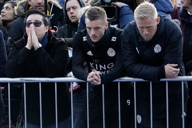 Tập thể cầu thủ Leicester đứng chết lặng trước khu tưởng niệm vị Chủ tịch quá cố - Ảnh 7.