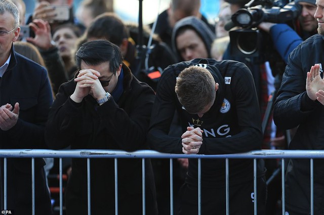 Tập thể cầu thủ Leicester đứng chết lặng trước khu tưởng niệm vị Chủ tịch quá cố - Ảnh 10.