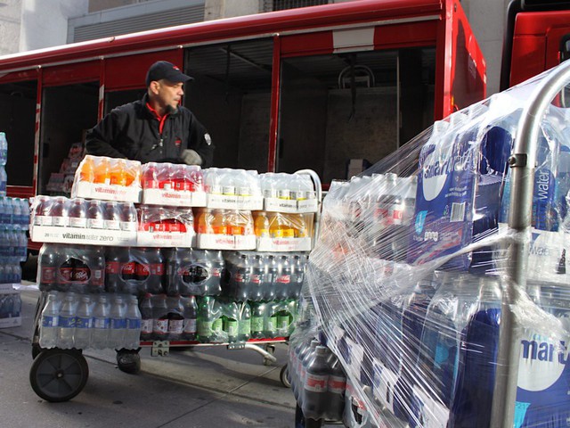 Một ngày của người vận chuyển Coca Cola: Dậy từ 4h sáng, suốt 20 năm ngày nào cũng cân gần 15.000 chai đồ uống! - Ảnh 17.