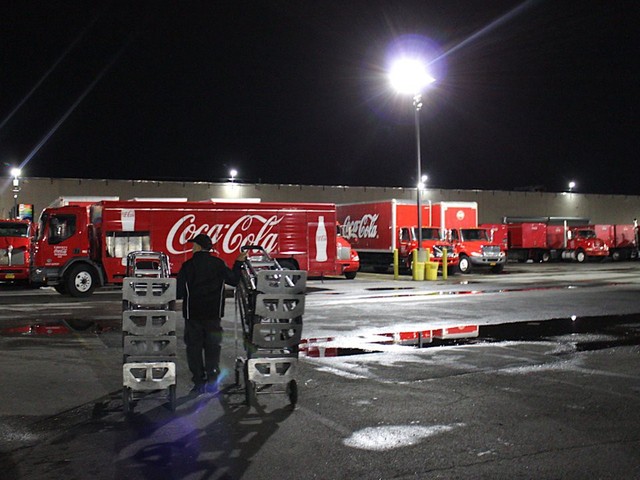 Một ngày của người vận chuyển Coca Cola: Dậy từ 4h sáng, suốt 20 năm ngày nào cũng cân gần 15.000 chai đồ uống! - Ảnh 3.