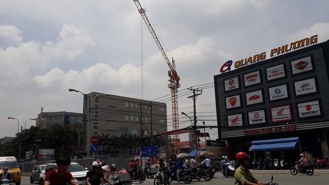  Cận cảnh những cần cẩu công trình dài hàng chục mét treo lơ lửng trên đầu người đi đường ở Sài Gòn - Ảnh 11.