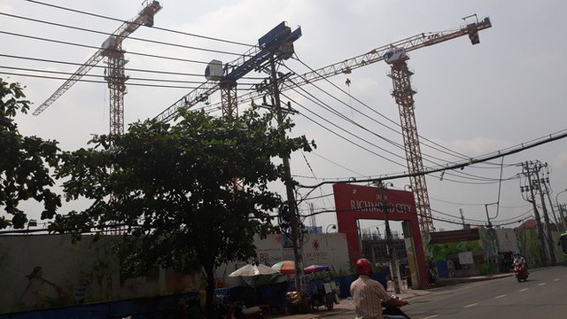 Cận cảnh những cần cẩu công trình dài hàng chục mét treo lơ lửng trên đầu người đi đường ở Sài Gòn - Ảnh 16.