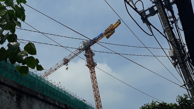  Cận cảnh những cần cẩu công trình dài hàng chục mét treo lơ lửng trên đầu người đi đường ở Sài Gòn - Ảnh 3.