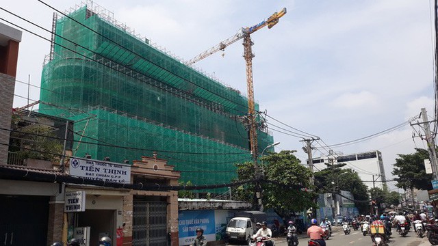  Cận cảnh những cần cẩu công trình dài hàng chục mét treo lơ lửng trên đầu người đi đường ở Sài Gòn - Ảnh 4.