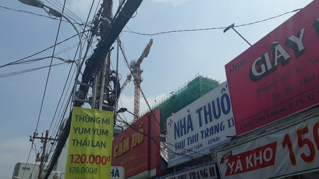  Cận cảnh những cần cẩu công trình dài hàng chục mét treo lơ lửng trên đầu người đi đường ở Sài Gòn - Ảnh 5.