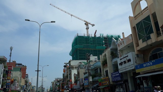  Cận cảnh những cần cẩu công trình dài hàng chục mét treo lơ lửng trên đầu người đi đường ở Sài Gòn - Ảnh 6.