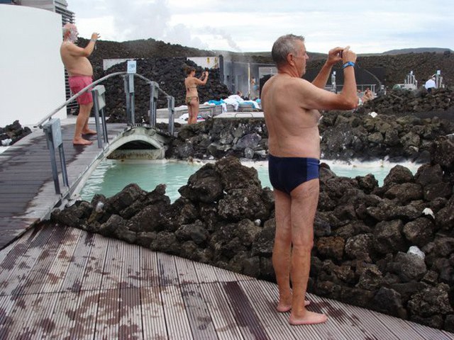 Suối địa nhiệt đẹp như tiên cảnh ở Iceland: đến rồi mới thấy chen chúc toàn người trần mắt thịt - Ảnh 14.