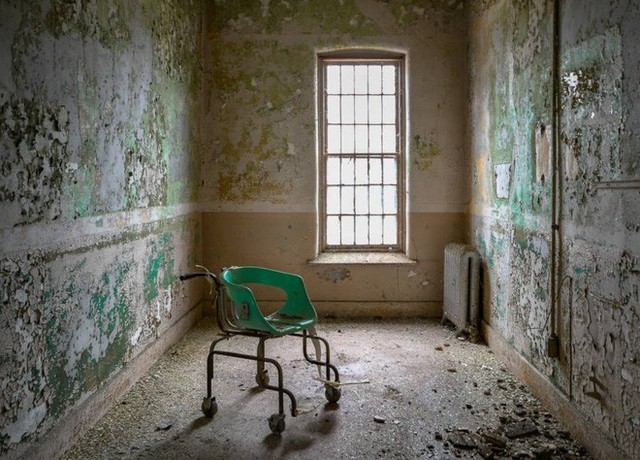Bệnh viện tâm thần bỏ hoang 24 năm ở Mỹ: Mái ấm của bệnh nhân bị xã hội chối bỏ, lúc chết đi mộ phần cũng không được đề tên - Ảnh 4.